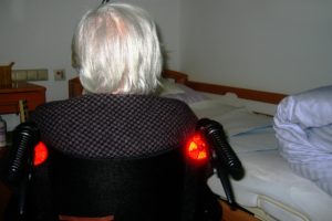 Ältere Dame sitzt im Pflegeheim Zimmer im Rollstuhl